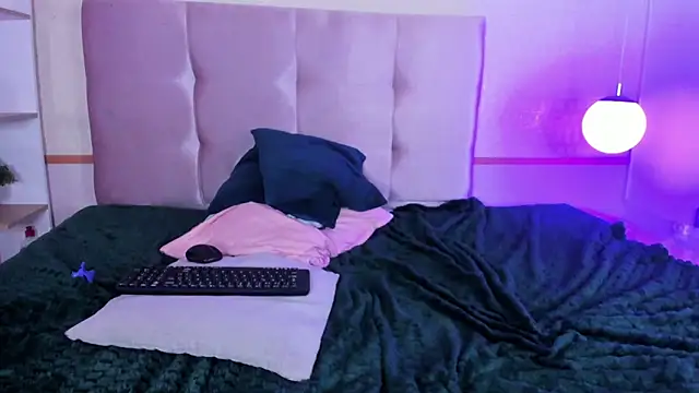 Elionor_Louge's cam snapshot