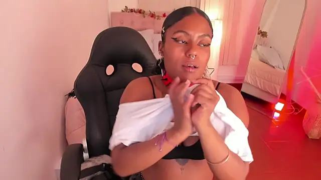 Lucie_Harper's cam snapshot