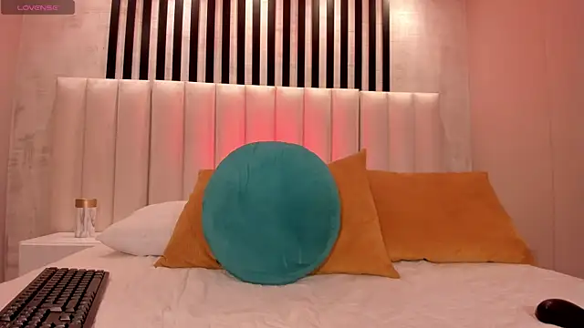 LucyWeiss_'s cam snapshot