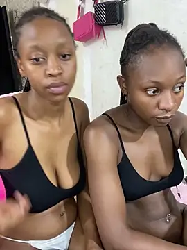 SexyPetitex25's cam snapshot