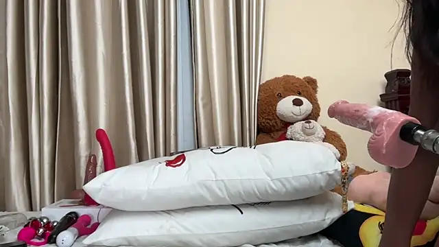 AudreySpanksFuck-'s cam snapshot