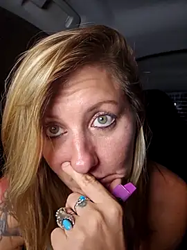 SheIsSomething's cam snapshot