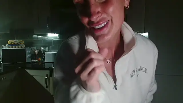 busty-milf-harper's cam snapshot