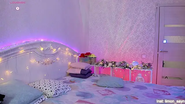 LillyMoure_'s cam snapshot