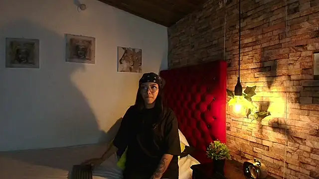 Victoria_Thompson1's web cam