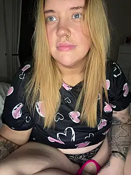 CurvyGirlMyla's cam snapshot