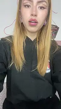 PrettyAshley_'s cam snapshot