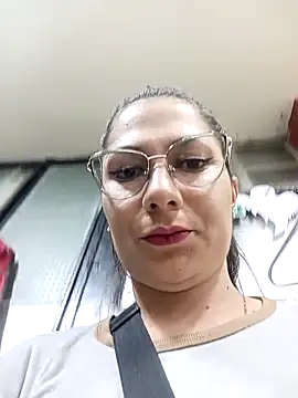 Mia-love-03's web cam