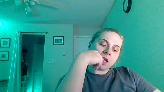 HappyIva's cam snapshot