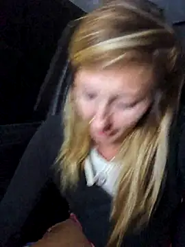 SheIsSomething's cam snapshot