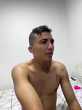 pareja_curiosa19's cam snapshot