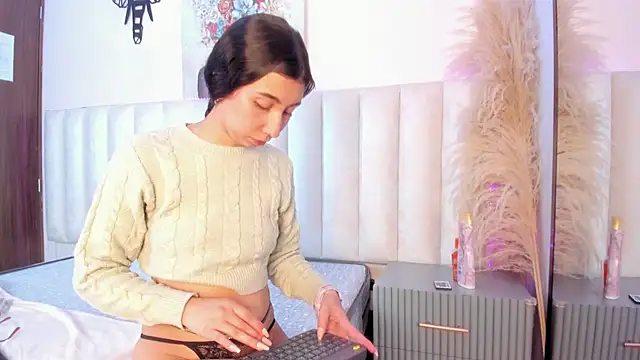 Isabella_Crofts's cam snapshot