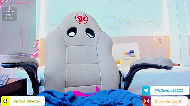 valirya_devote live sex cam