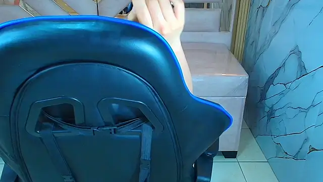 zoe_r_'s cam snapshot