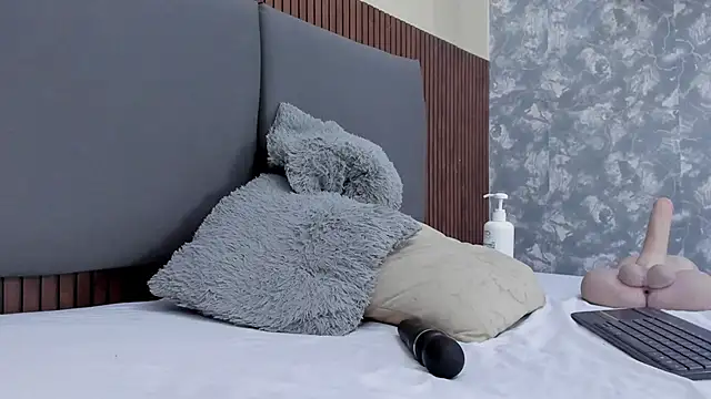 EmillyHarper_'s cam snapshot