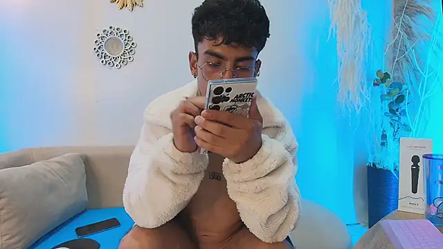 SexyAndresito22's cam snapshot