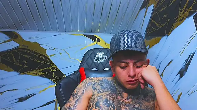 Kevin22_222 live sex cam