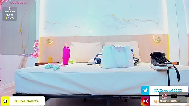 valirya_devote live sex cam
