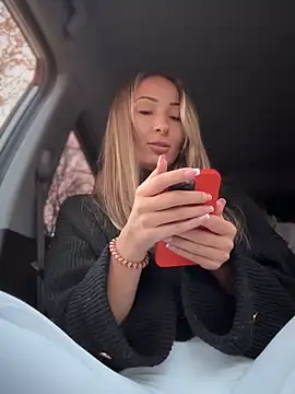 LetsFunKARINA live sex cam