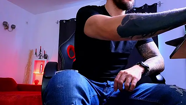 MightyAaron66 live sex cam