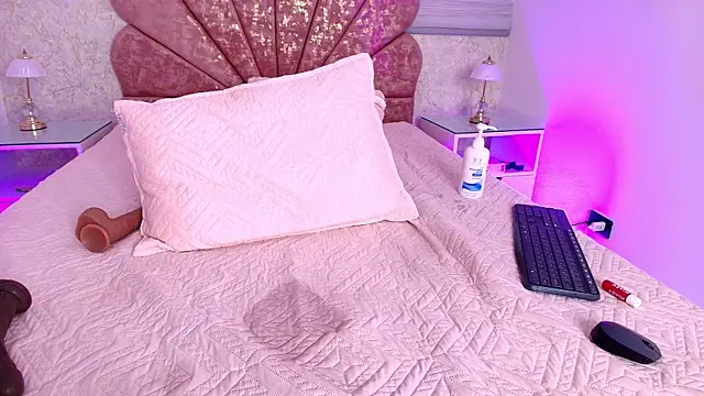 mia_fontana_'s cam snapshot