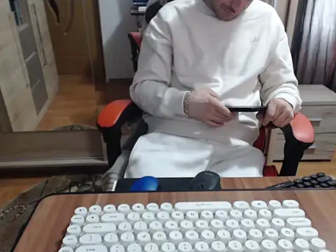 uncutguy01's cam snapshot