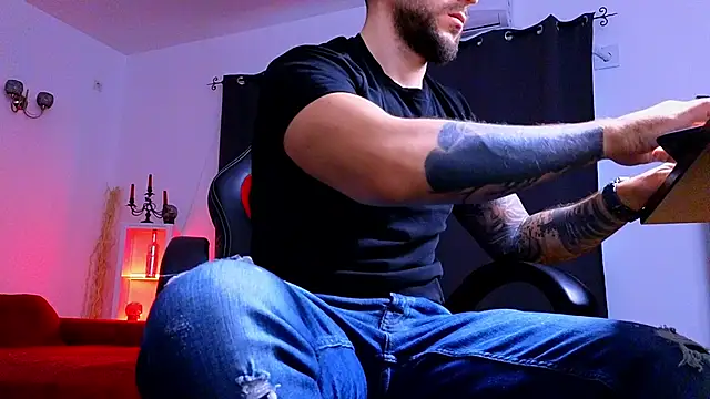 MightyAaron66 live sex cam