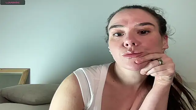 MilkyHoneyLullabies's cam snapshot