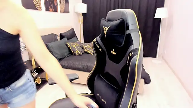 LindaSandy_1's cam snapshot