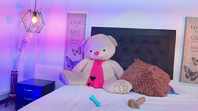 cute_laira's cam snapshot