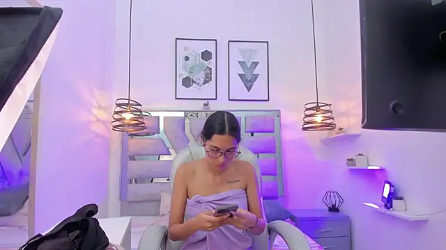 laura_stuar's cam snapshot