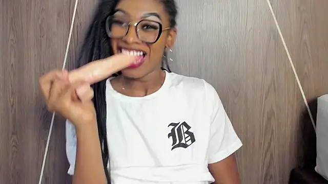 ErikaSouza's cam snapshot