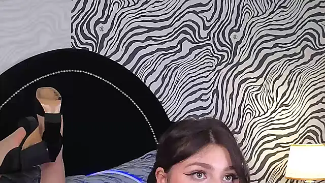 UR_BELLA's cam snapshot