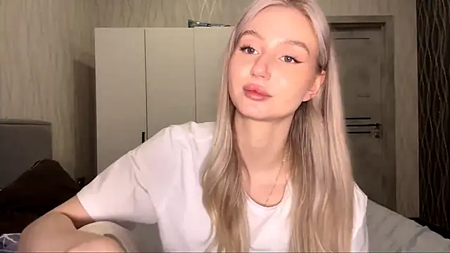 MoonlitCrystalia's cam snapshot