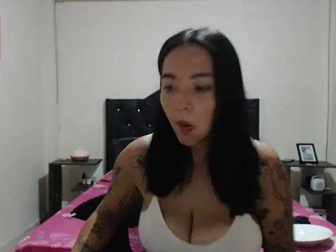 Girlbigtits's web cam