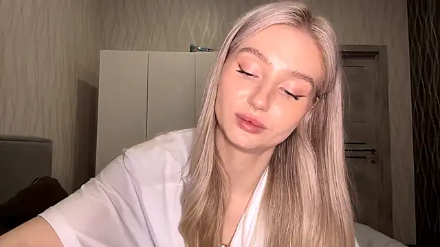 MoonlitCrystalia's cam snapshot