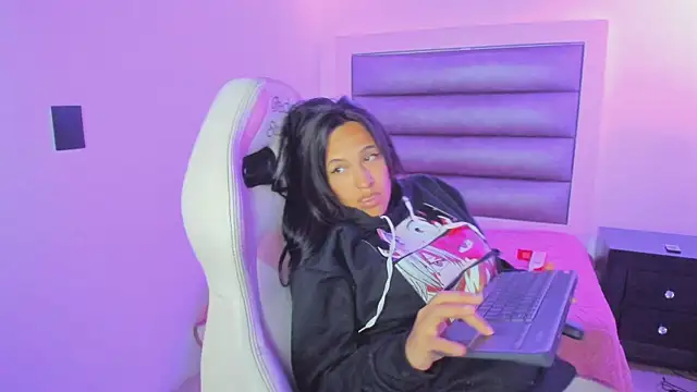 Andrea_brunnette's cam snapshot