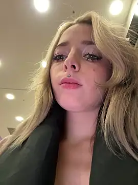 LoraaDoll live sex cam