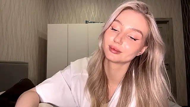 MoonlitCrystalia's cam snapshot