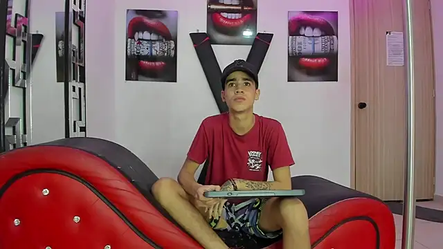 WHITHET_BOYS's cam snapshot