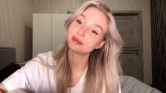 MoonlitCrystalia's cam snapshot