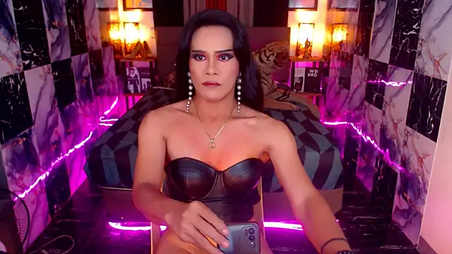 ElegantKellyTS live sex cam