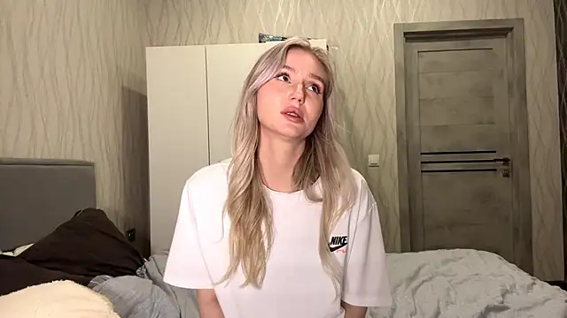 MoonlitCrystalia's cam snapshot