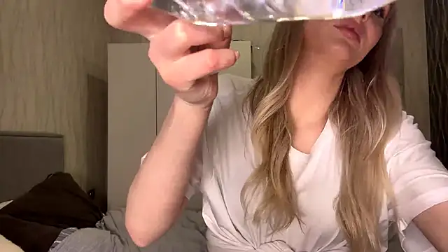 MoonlitCrystalia's cam snapshot