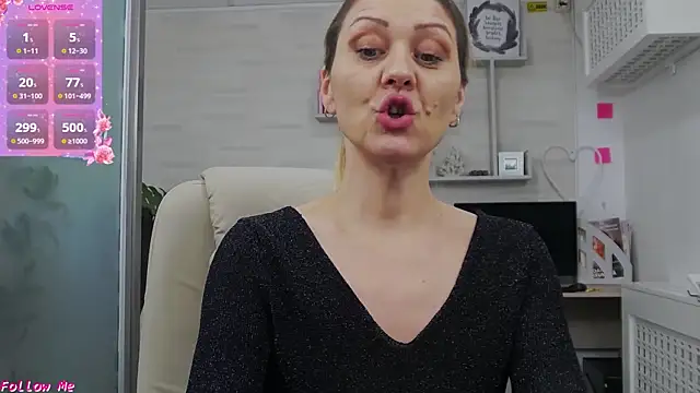 EllaMilf_'s cam snapshot