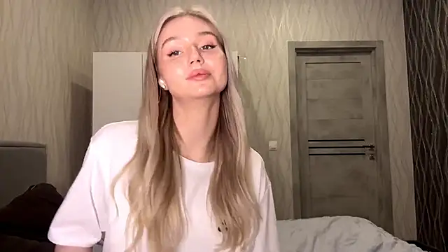 MoonlitCrystalia's cam snapshot