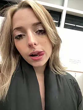 LoraaDoll live sex cam