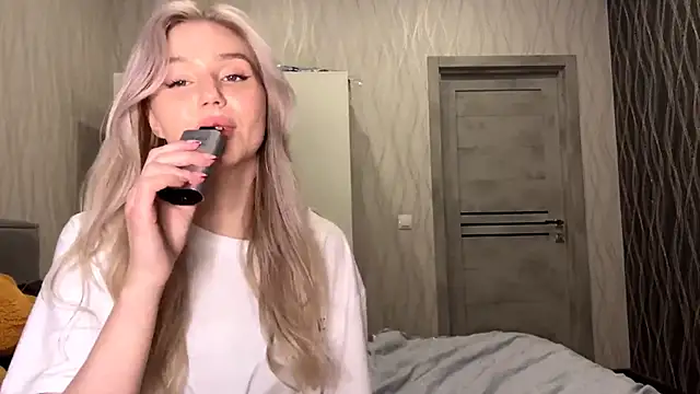 MoonlitCrystalia's cam snapshot