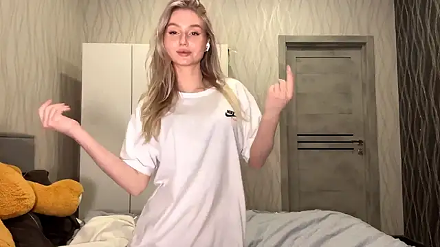 MoonlitCrystalia's cam snapshot