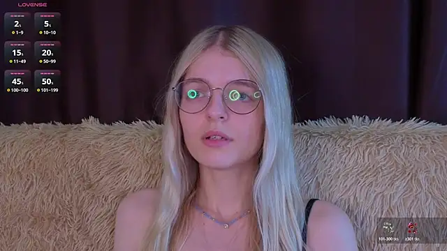 MonicaShiny's cam snapshot